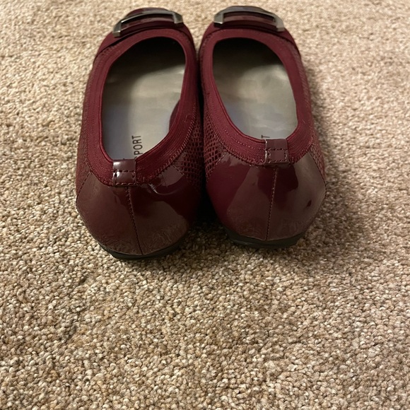 Women's AK Sport Burgundy Flats Size 8.5 M Like New Comfy - Picture 4 of 9